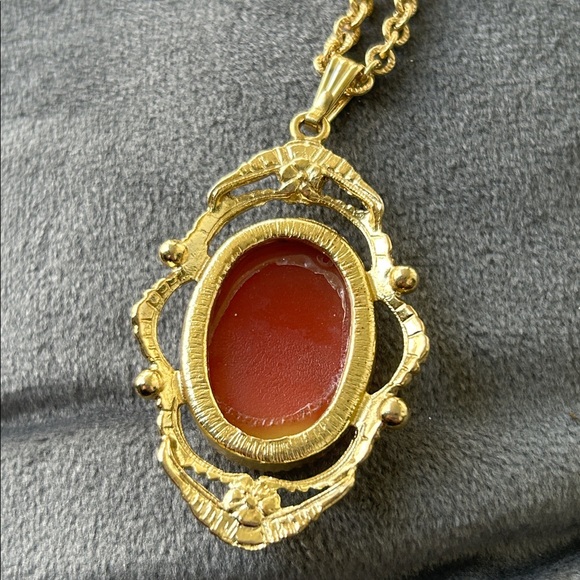 Vintage 1950’s Whiting & Davis Gold Cameo Pendant Necklace - Picture 10 of 16
